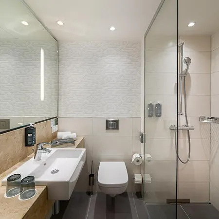 - - Hauptbahnhof, An Ihg 4*