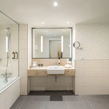 - - Hauptbahnhof By Ihg