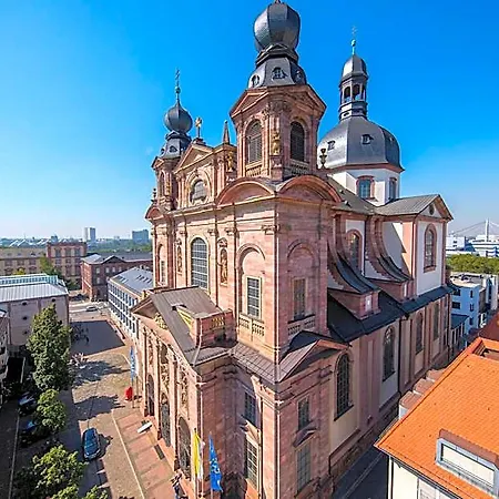 - - Hauptbahnhof By Ihg